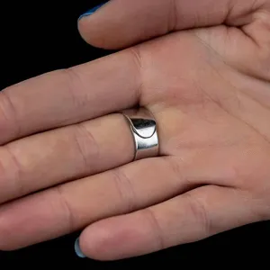 Minimalistischer breiter Silberring für Damen, stilvoller offener verstellbarer Metallring.
