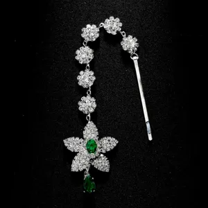 Gros plan détaillé de la pince à cheveux fleur strass vintage indienne avec pendentif cristal.