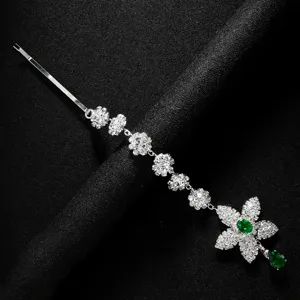 Vue détaillée d'une chaîne de cheveux indienne avec des strass scintillants et une pierre.