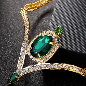 Böhmische goldene Stirnkette mit grünen Edelsteinen und klaren funkelnden Strasssteinen.