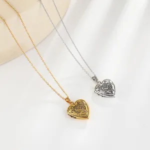 Vista detallada de collares con relicario de corazón retro en oro y plata con grabado floral.