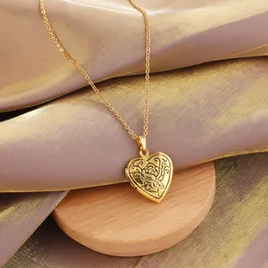 Vista detallada del collar con colgante de medallón de corazón dorado con rosa.