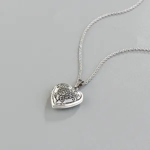 Collar de medallón de corazón plateado vintage para mujeres, colgante floral retro.