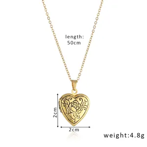 Vista detallada de collar con colgante de medallón de corazón dorado y cadena de 50 cm.