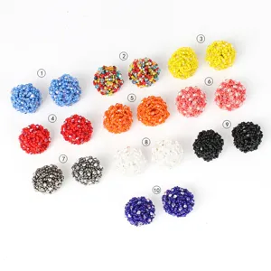 Boucles d'oreilles puces rondes géométriques en perles de cristal tissées chic.