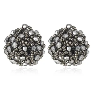 Vue detaillee de boucles d'oreilles boules en perles de cristal gris metallise.