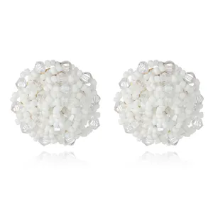 Gros plan détaillé de boucles d'oreilles rondes en perles de cristal blanc, design fin.