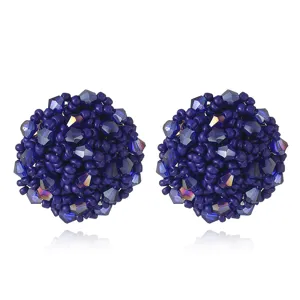 Boucles d'oreilles sphériques en perles de cristal bleu foncé, vue détaillée.