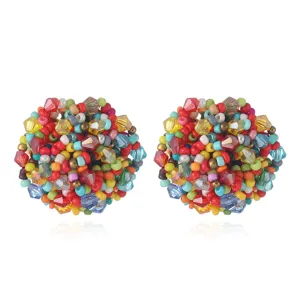Vue rapprochée détaillée de boucles d'oreilles boules rondes géométriques en perles de cristal.