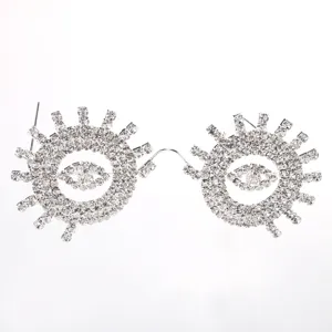 Detalle de montura de gafas de estrass con ojos brillantes, accesorio de moda muy tendencia.