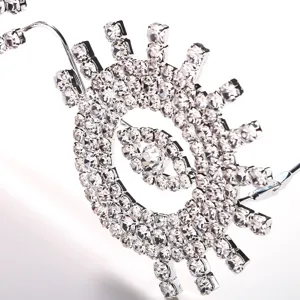 Primer plano detallado de una montura de gafas de moda brillante incrustada de estrás.