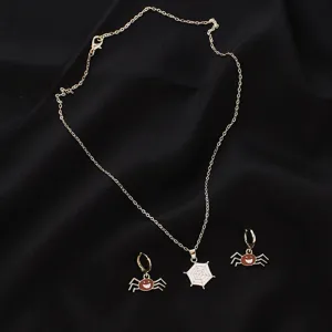 Detailansicht des Halloween Spinnennetz Halskette und Ohrringe Set mit Allem Metall Design.