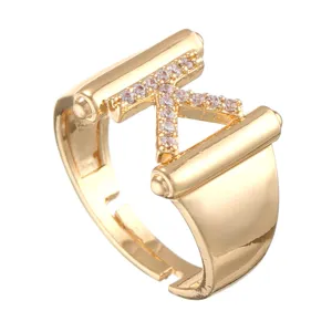 Anello con lettere regolabile placcato in oro con zirconi scintillanti per donne dettaglio
