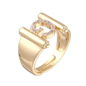 Anello con lettera aperta placcato in oro alla moda con zirconi brillanti per le donne.