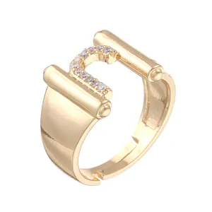 Primo piano dell'anello con lettera dorata decorato da zirconi brillanti e design regolabile.