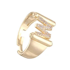Anello con lettera regolabile placcato in oro decorato con luminosi zirconi scintillanti.