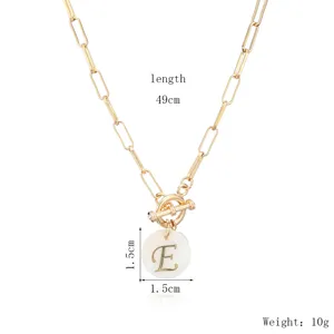 Kreative goldene Büroklammer-Kette mit Muschel-Buchstaben-Anhänger Detailaufnahme.