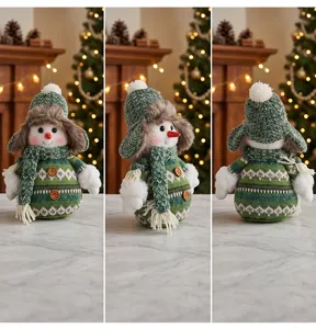 Meerdere hoeken van een kerstpluche sneeuwmanpop met groene gebreide muts voor feestdecor.