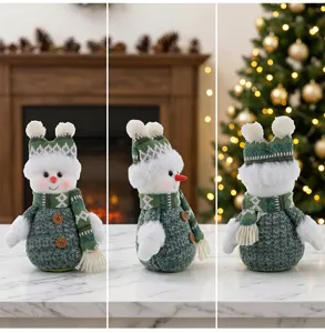Kerst gebreide sneeuwman pluche pop decoratie met ushanka muts en sjaal voor vakantie feestdag.