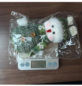 Kerst gebreide sneeuwman pop pluche muts schattige feestelijke vakantie decor.