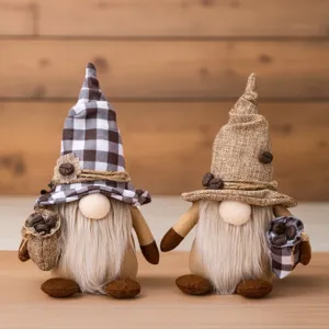 Koffie gnoom pluche pop detail opname, schattig handgemaakt stoffen speelgoed met bonen en muts.