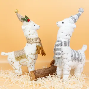 Charmante pluche alpaca ornamenten ideaal voor feestelijke etalages en kerstdecoratie thuis.