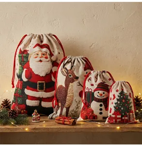 Detailansicht verschiedener Leinen Weihnachts Geschenktüten mit festlichen Motiven.
