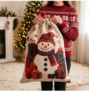 Detailansicht des Weihnachts-Jute-Kordelzugsgeschenkbeutels mit festlichem Schneemann-Motiv.