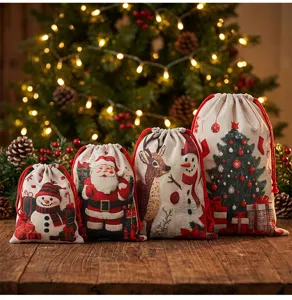 Detailansicht von vier verschiedenen Weihnachts-Leinen-Kordelzugbeuteln für Süßigkeiten.