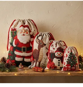 Detailansicht von Weihnachts-Leinen-Kordelzügen Geschenktüten mit Rentier und Schneemann.