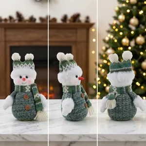 Kerst gebreide sneeuwman pluche pop met groene muts en sjaal voor feestelijke decoratie thuis.