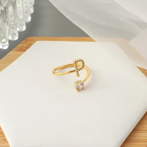 Eleganter vergoldeter Initialen Ring P mit funkelnden Zirkoniasteinen im feinen Detail.