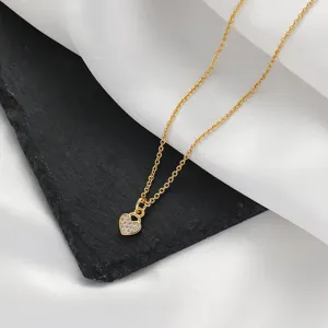 Detailansicht der goldenen Herzschloss-Halskette mit funkelndem Strass-Schmuck für Damen.