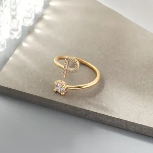 Verstellbarer vergoldeter Buchstabe P Ring mit funkelnden Zirkoniasteinen für Damen Mode.
