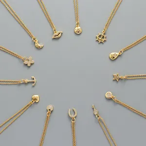 Goldene minimalistische kleine Anhänger Halskette Set mit niedlichen Charms für Damen Alltag.
