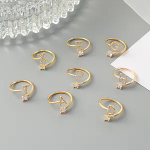 Vergoldete Initialen-Buchstaben-Ringe mit funkelndem Zirkonia, stilvoller Schmuck.