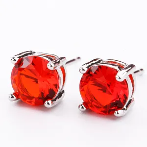 Primo piano di orecchini a perno in zircone rosso da 7 mm con montatura a quattro griffe.
