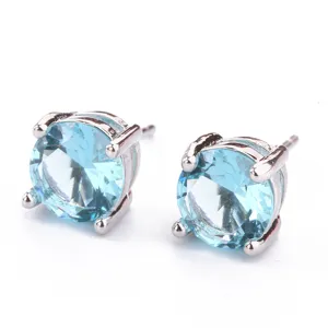 Orecchini a lobo in zircone azzurro chiaro rotondo 7mm con quattro griffe gioielli da donna