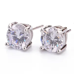 Vista dettagliata di orecchini a perno in argento sterling con zircone cubico da 7mm.