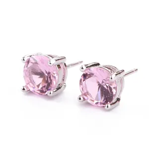 Primo piano dettagliato di orecchini a lobo in zircone rosa con castone a quattro griffe.