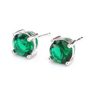 Orecchini a lobo zircone verde rotondo 7mm quattro griffe dettaglio primo piano.