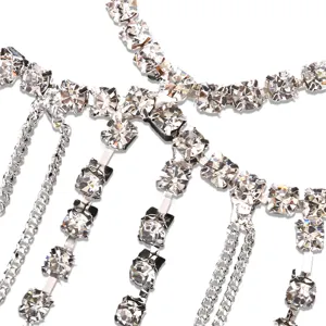 Maschera viso con nappe in strass scintillanti catena per festa festival moda