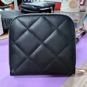 Pratico astuccio da viaggio trapuntato per gioielli con comoda chiusura a zip sicura.