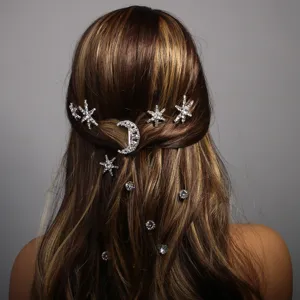 Vue détail d'épingles à cheveux étoile lune en strass, accessoires brillants pour coiffure chic.
