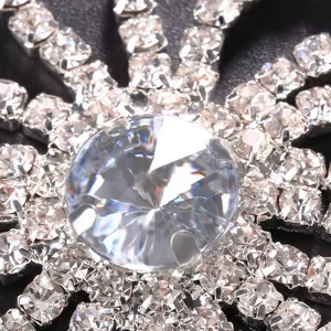 Gros plan accessoire cheveux strass, cristaux scintillants parfaits pour soirée scène.