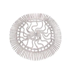 Gros plan détaillé de la chaîne de cheveux à franges en strass étincelants, vue en cristal.
