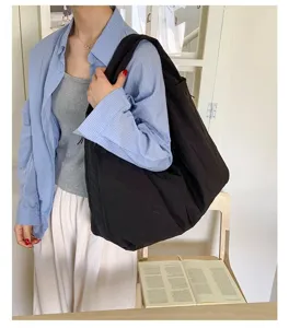 Detailed view of the casual canvas shoulder tote bag, showcasing large capacity and soft fabric.