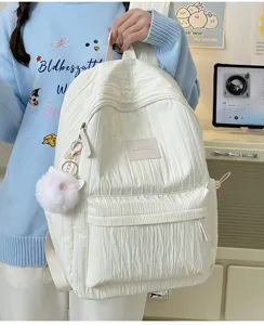 Sac a dos plisse blanc vue detail, style doux sac ecole quotidien avec charm peluche.