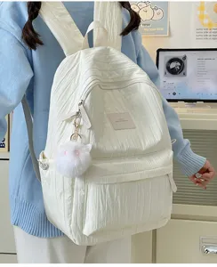 Gros plan détaillé du sac à dos plissé blanc avec pendentif chat duveteux pour le quotidien.