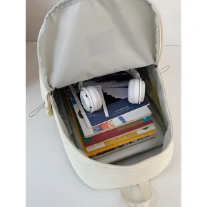 Sac à dos de campus unicolore minimaliste avec grand espace de rangement intérieur.